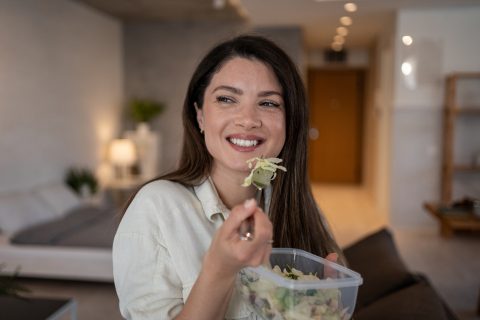 Nő salátát ebédel