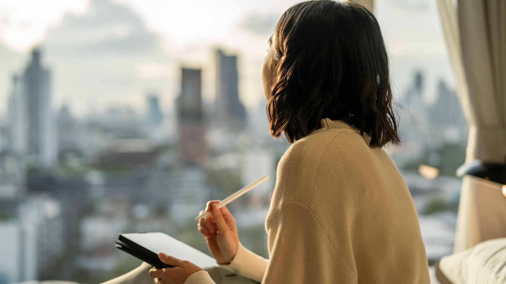 Fiatal nő az újévi fogadalmait írja