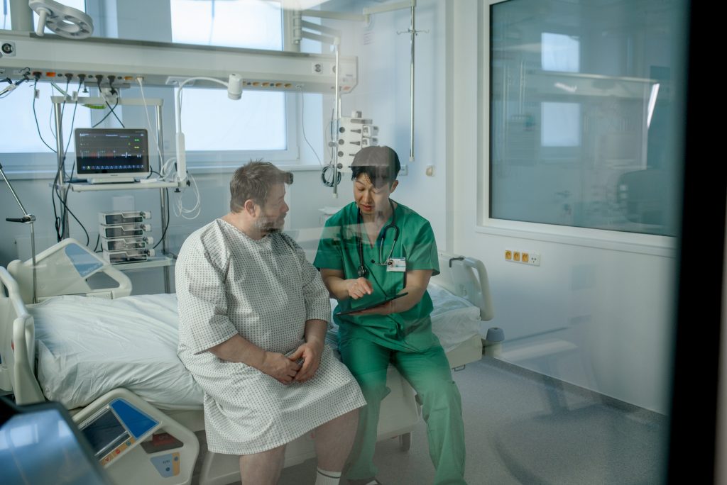 Elhízott férfi orvossal konzultál egy kórteremben