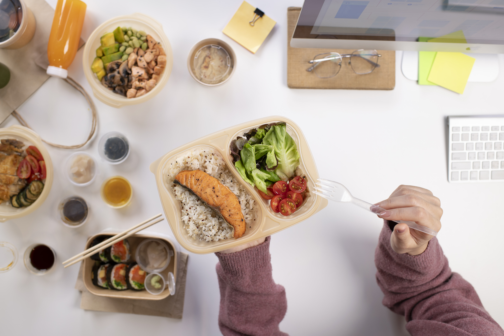 mikor-legyen-az-ebedido-ekkor-ebedelj-ha-fogyni-akarsz | Marie Claire Munkahelyi ebéd az íróasztalon