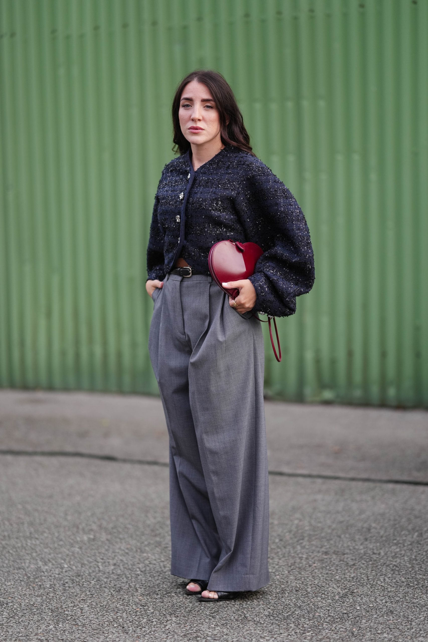 Koppenhágai divathéten nő elegáns nadrágban