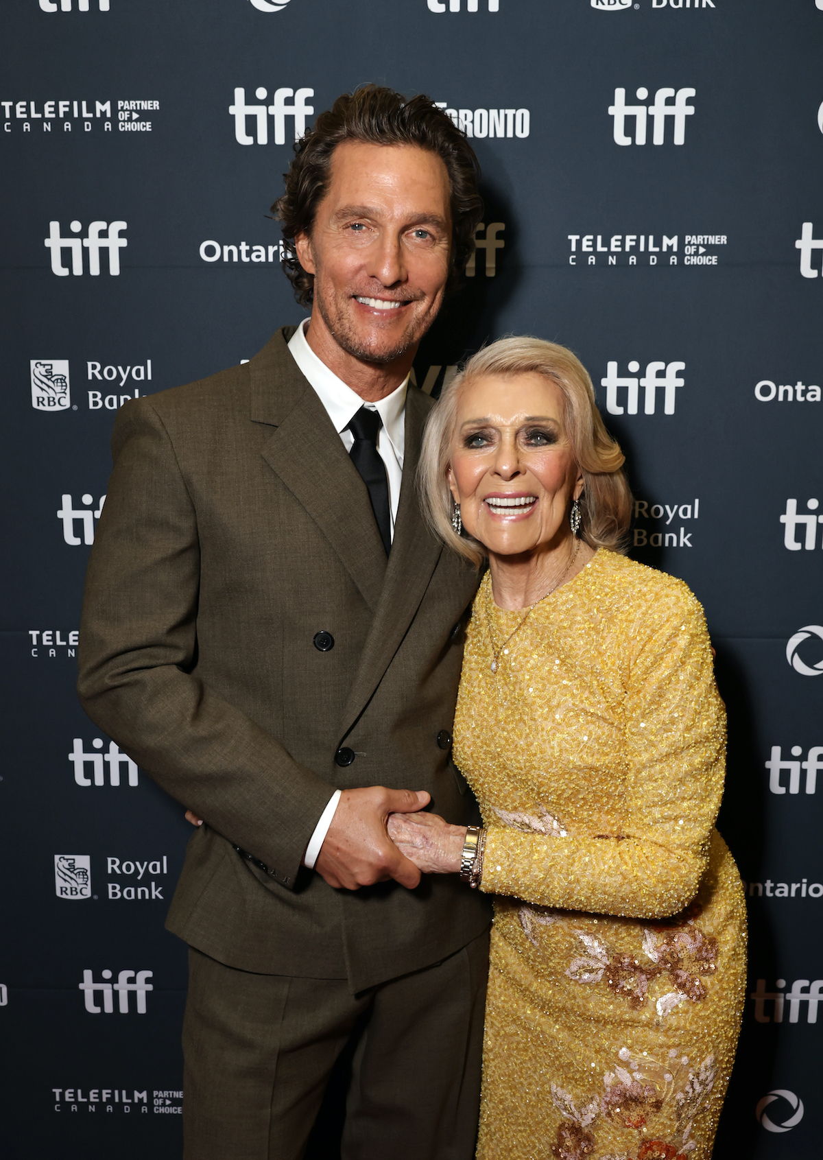 Matthew McConaughey zöld öltönyben és Kay McConaughey sárga ruhában a Toronto Nemzetközi Filmfesztiválon 2025-ben 