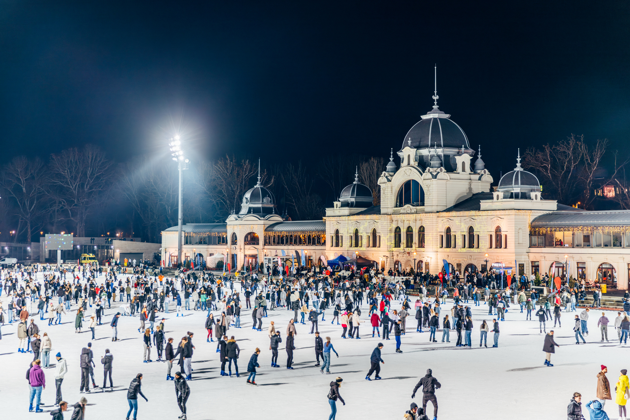 Éjszaka korcsolyázók a budapesti Városligeti Jégcsarnokban,