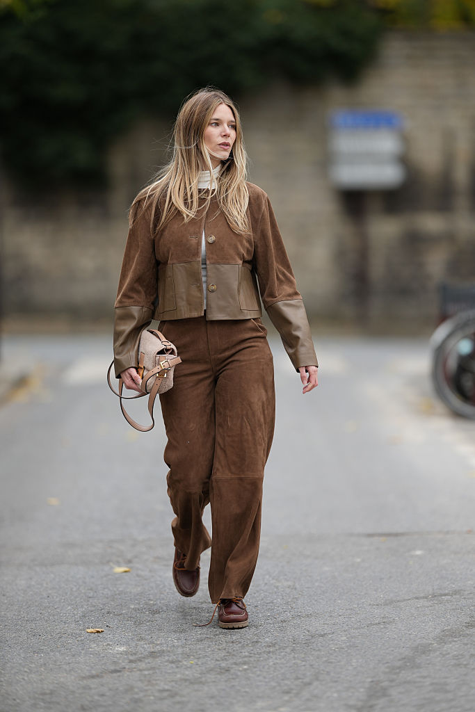 Street Style fotó egy szőke nőről hasított bőr szettben