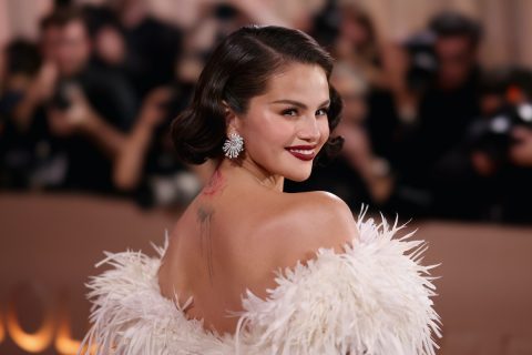Selena Gomez a 83. Golden Globe díjátadón fehér tollakkal díszített estélyiben.
