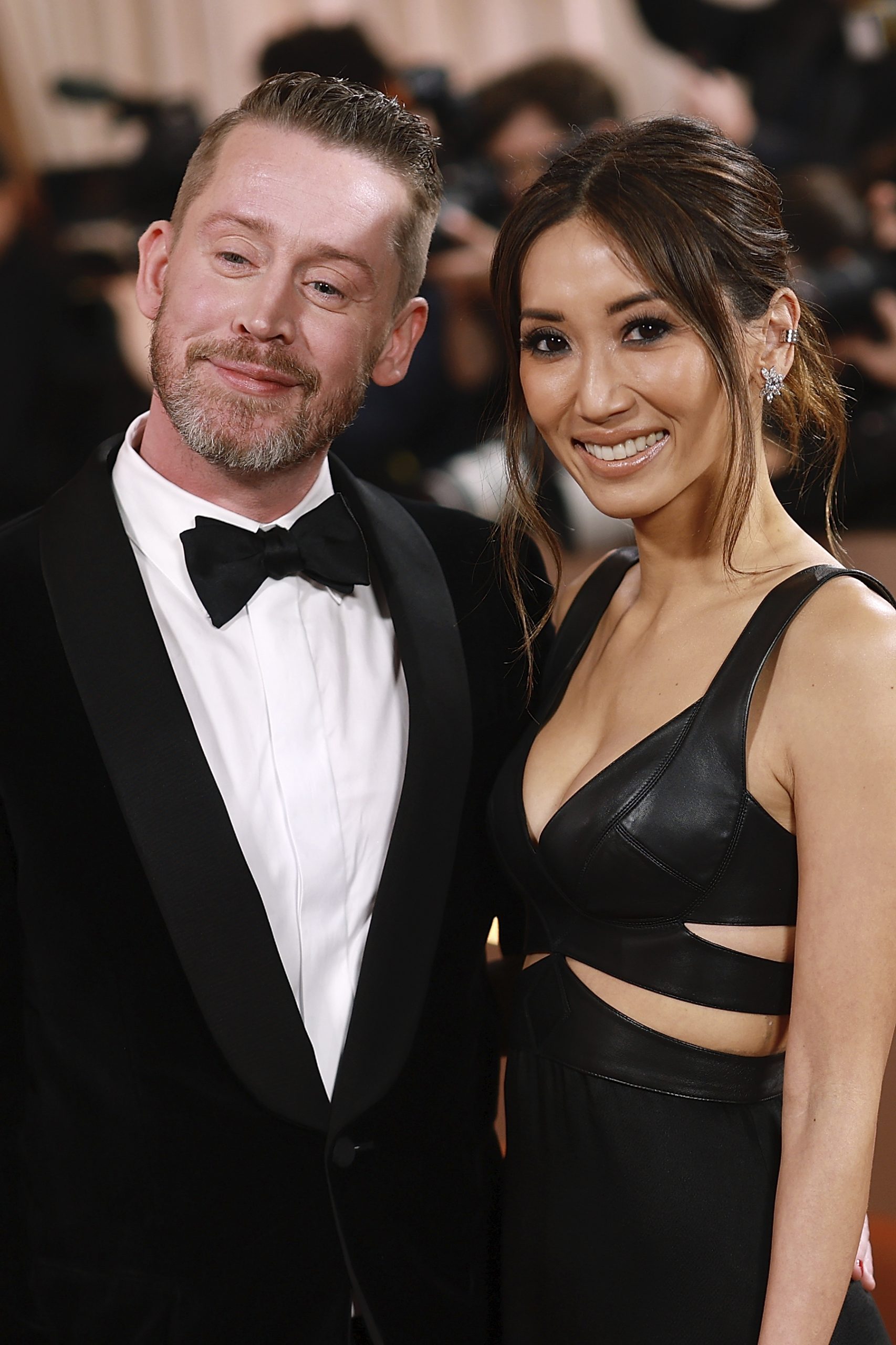 5-sztar-aki-megszakitotta-a-kapcsolatot-a-szuleivel | Marie Claire Macaulay Culkin szmokingban és partnere, Brenda Song fekete kivágott estélyiben a Golden Globe Awards díjátadón 2026-ban.