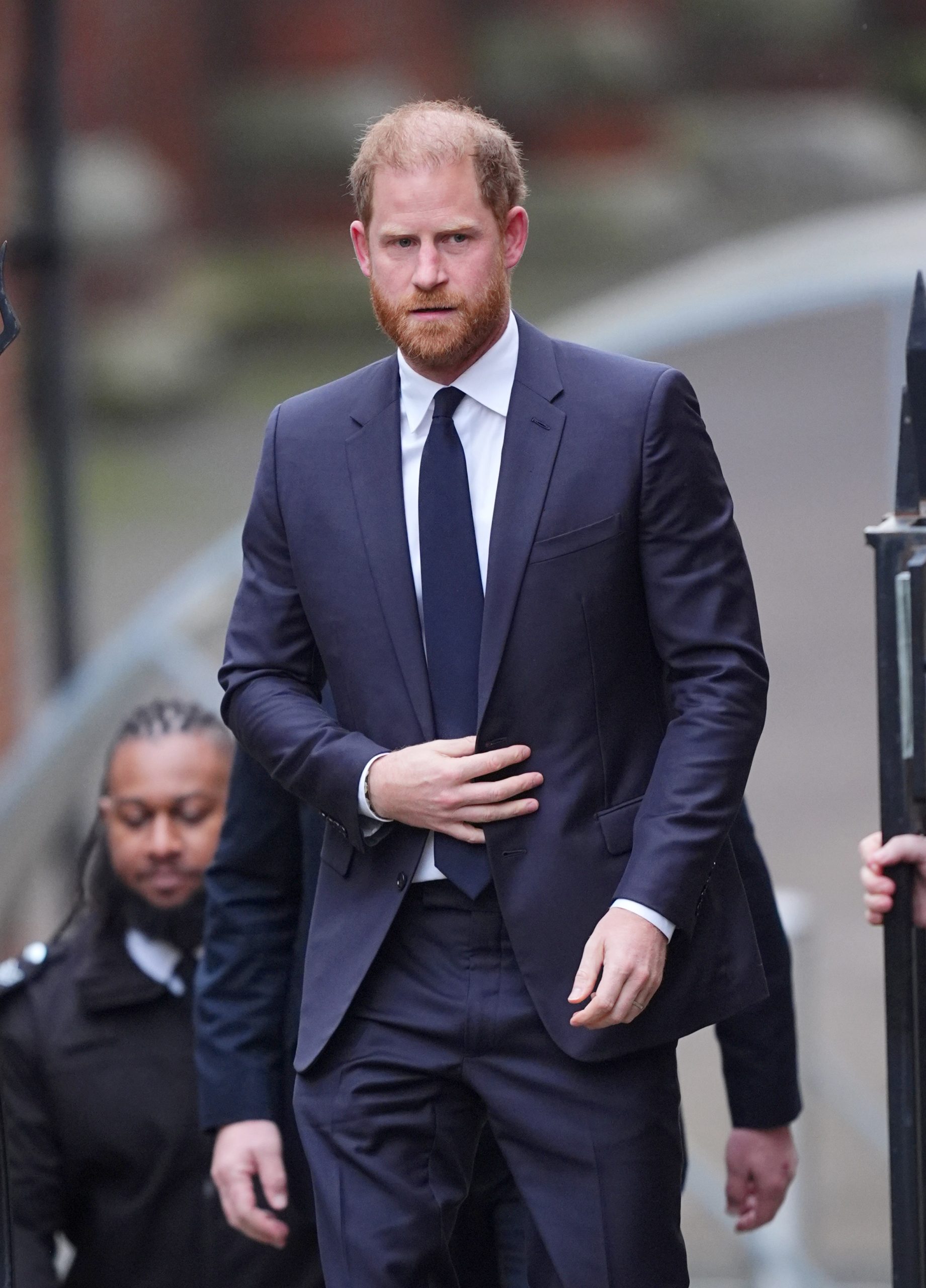 harry-herceg-osszeomlott-konnyekben-tort-ki-a-birosagon | Marie Claire Harry herceg érkezik a bíróságra