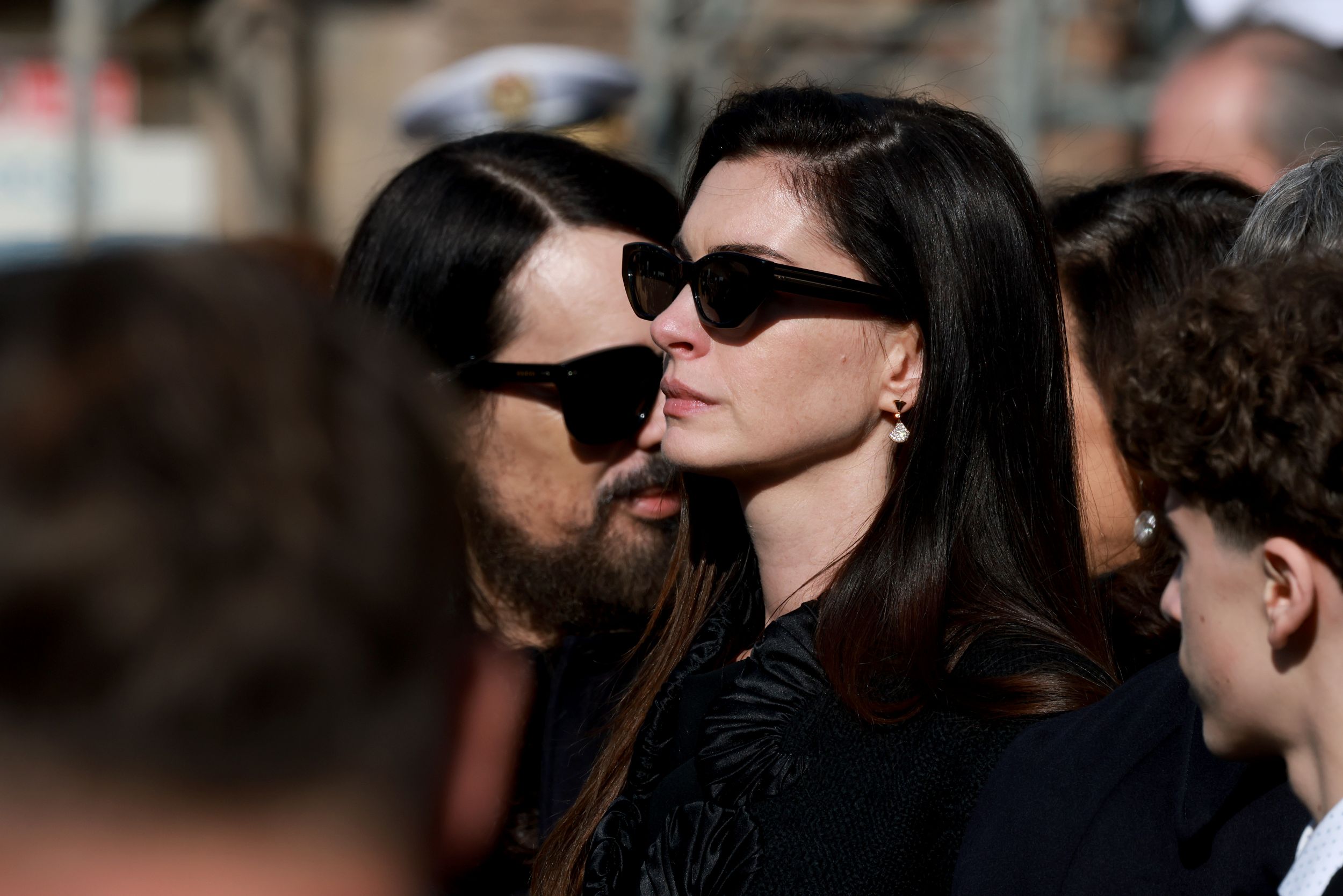 Anne Hathaway Valentino temetésén