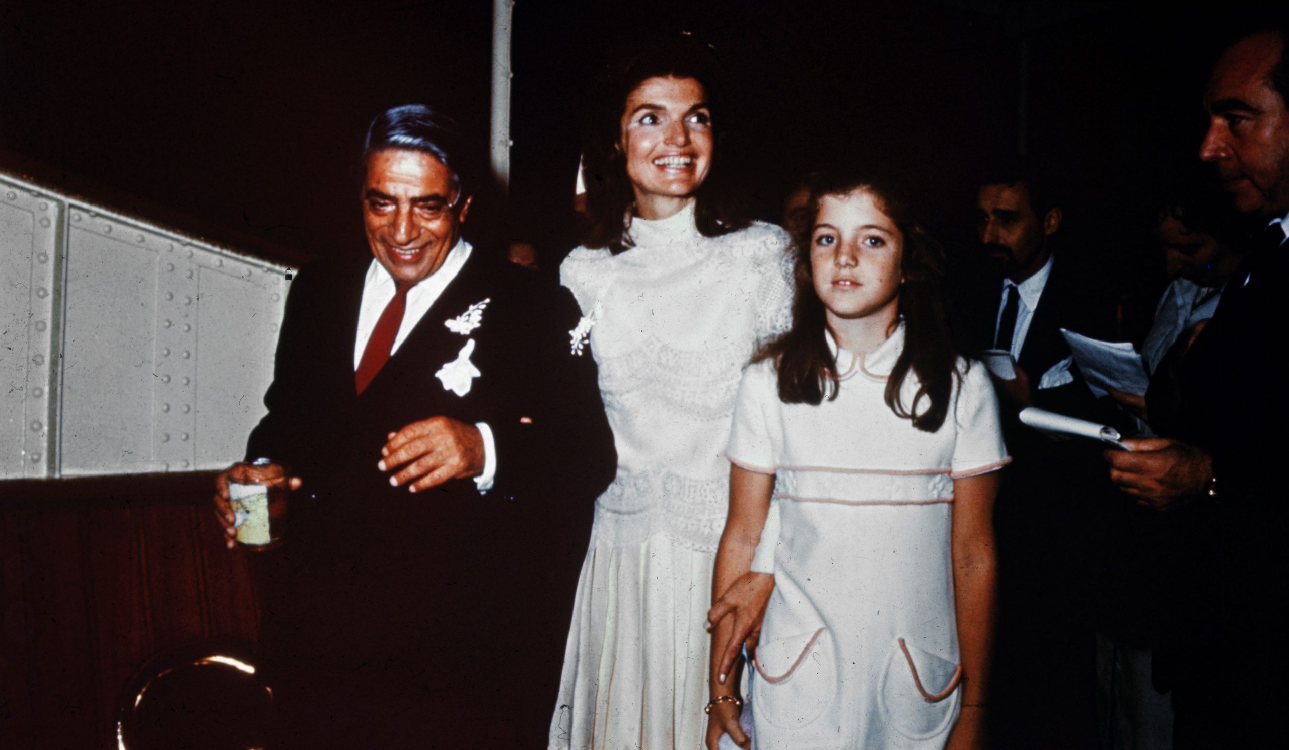 Aristotle Onassis és Jacqueline Kennedy Onassis a fiatal Caroline Kennedyvel az esküvő napján