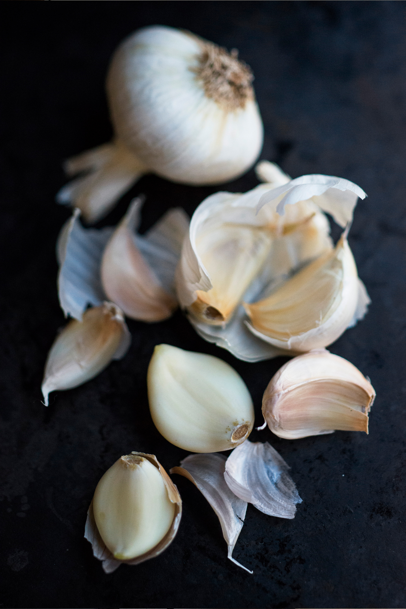 a-fokhagyma-napi-szintu-fogyasztasa-csokkenti-a-vernyomast | Marie Claire Fokhagyma gerezdek az asztalon