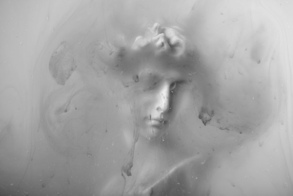 Szobor arcképe homályos előtér mögött