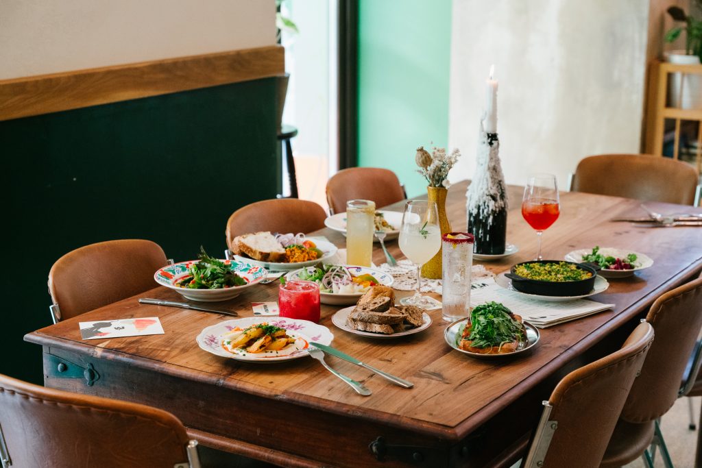 Marumba étterem fogásai asztalon