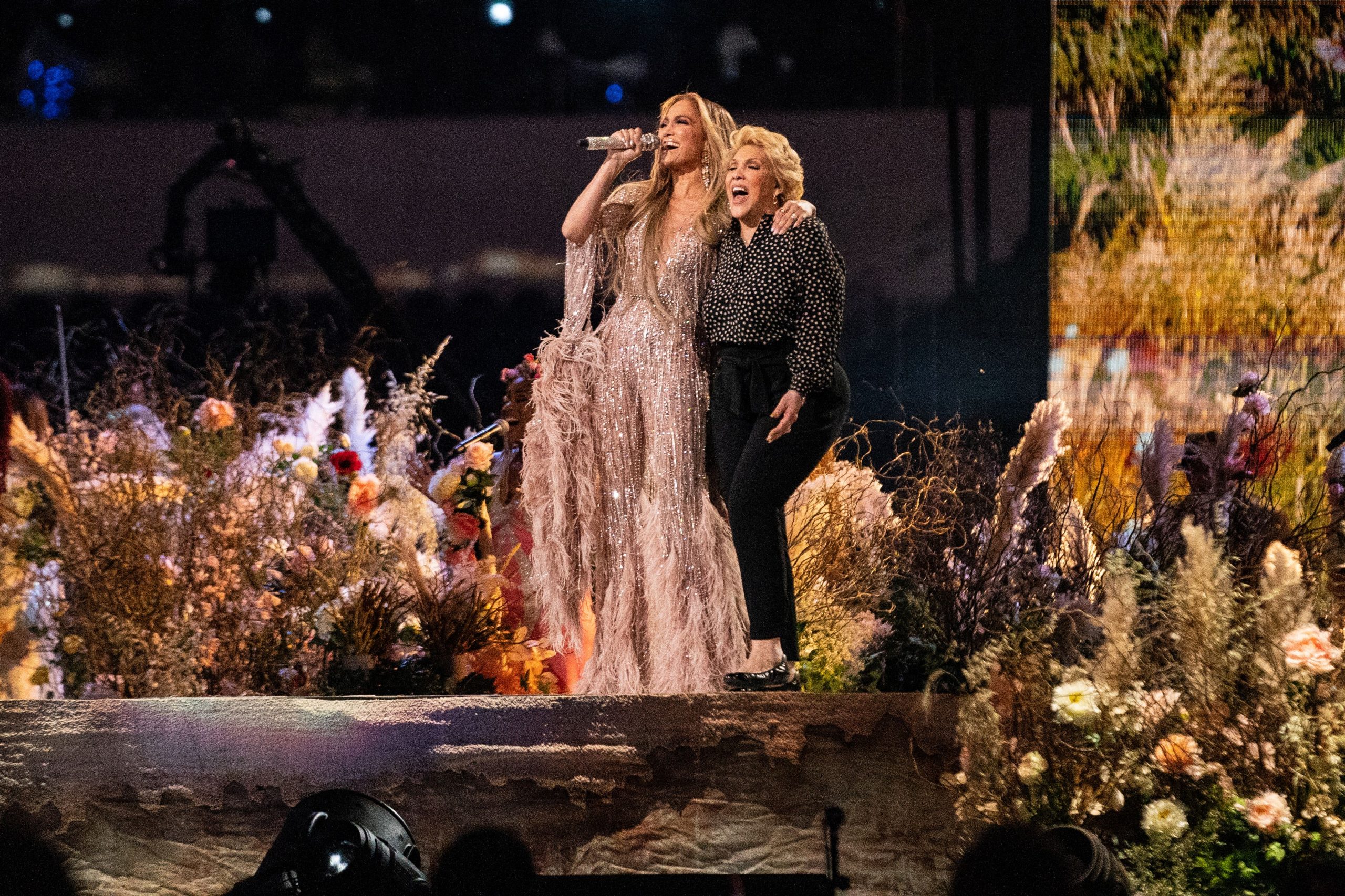 Jennifer Lopez 80 éves anyukája döbbenetes táncot nyomott lánya koncertjén