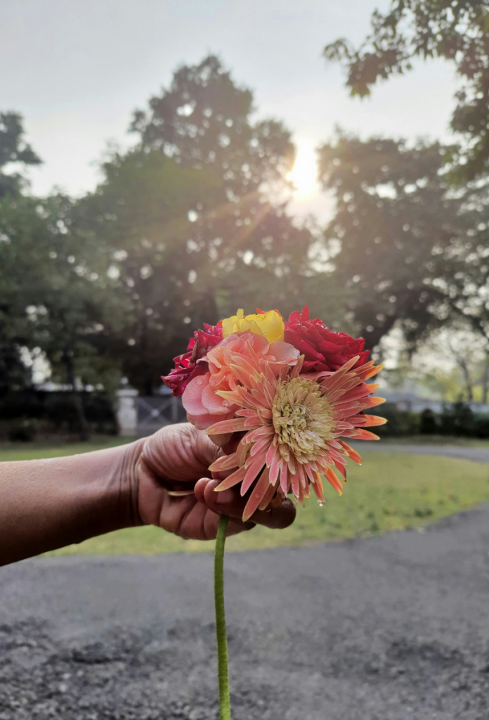 boldogsag-hetkoznapi-dolgok | Marie Claire Női kéz egy csokor színes virágot tart, háttérben utca
