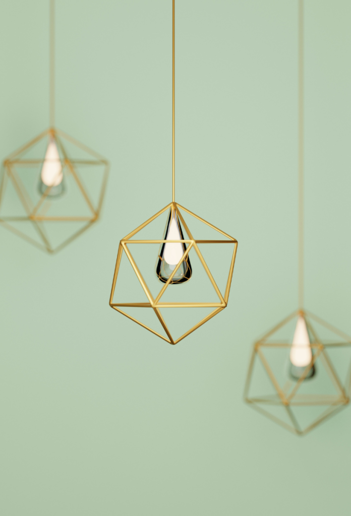 Pisztáciazöld háttér előtt három réz geometrikus függő lámpa könnycsepp alakú izzóval