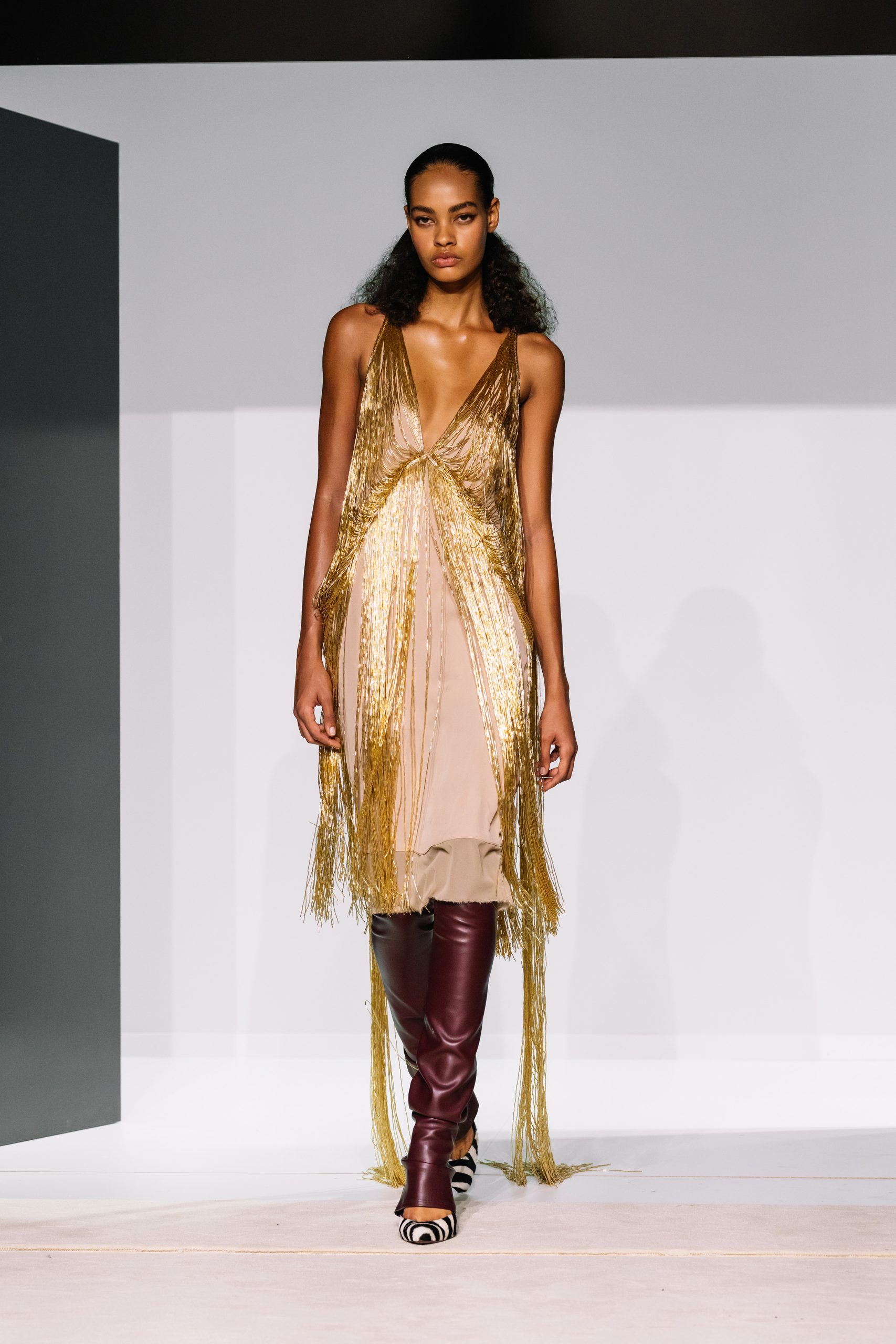 Modell rojtos ruhában vonul a kifutón