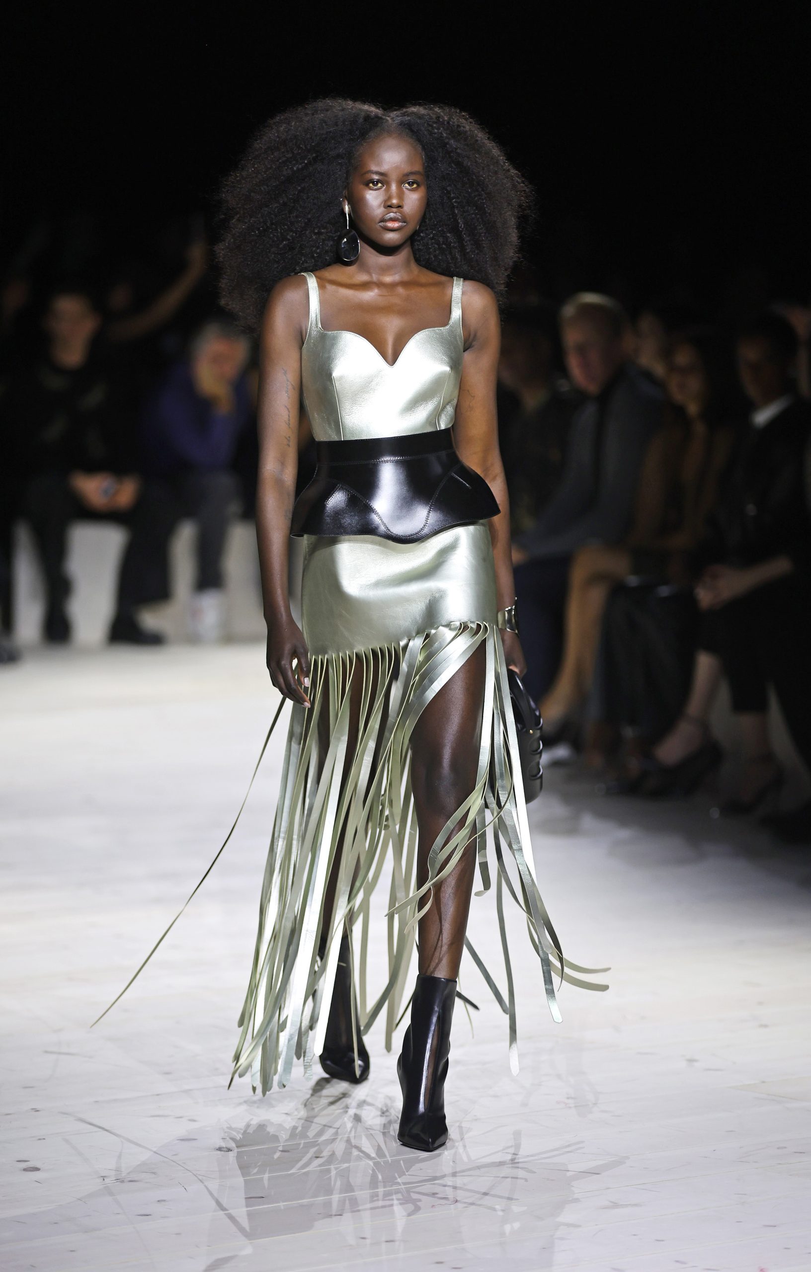 Modell rojtos ruhában vonul a kifutón