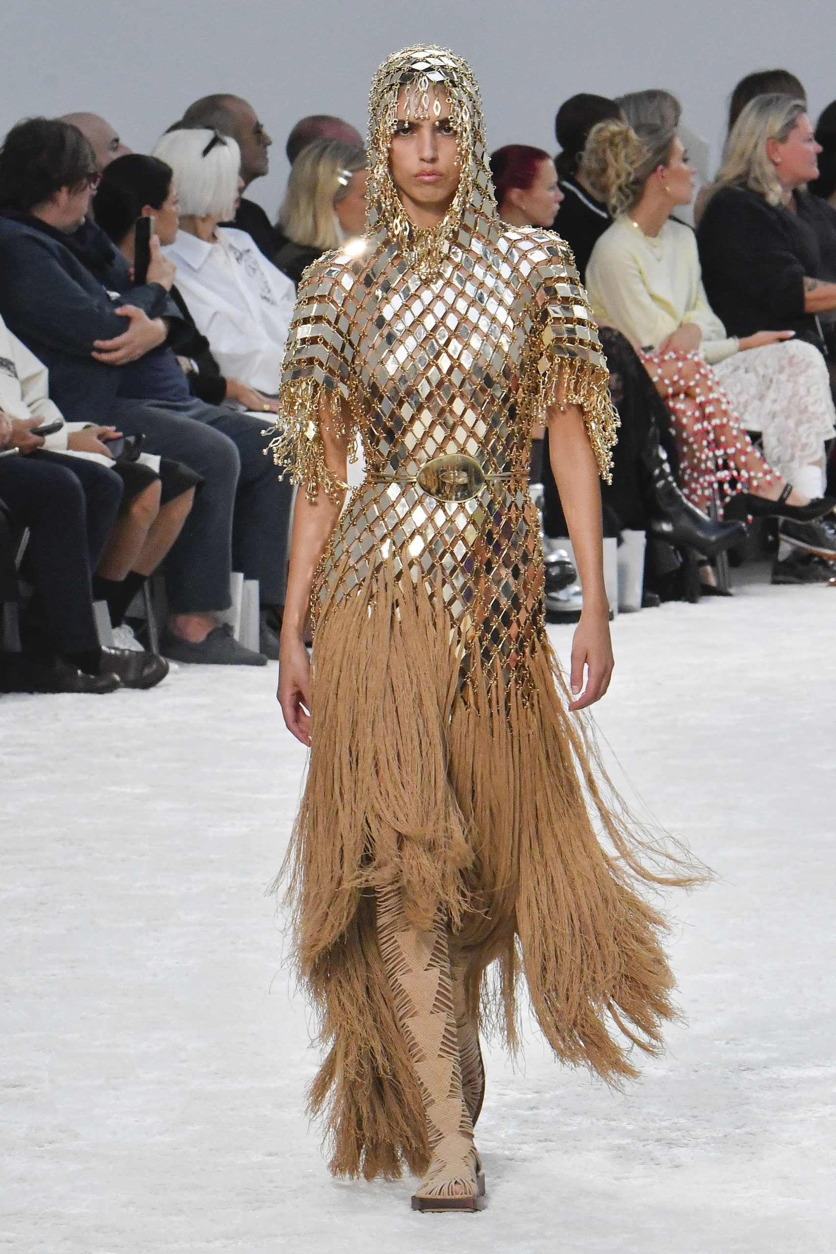 Modell rojtos ruhában vonul a kifutón