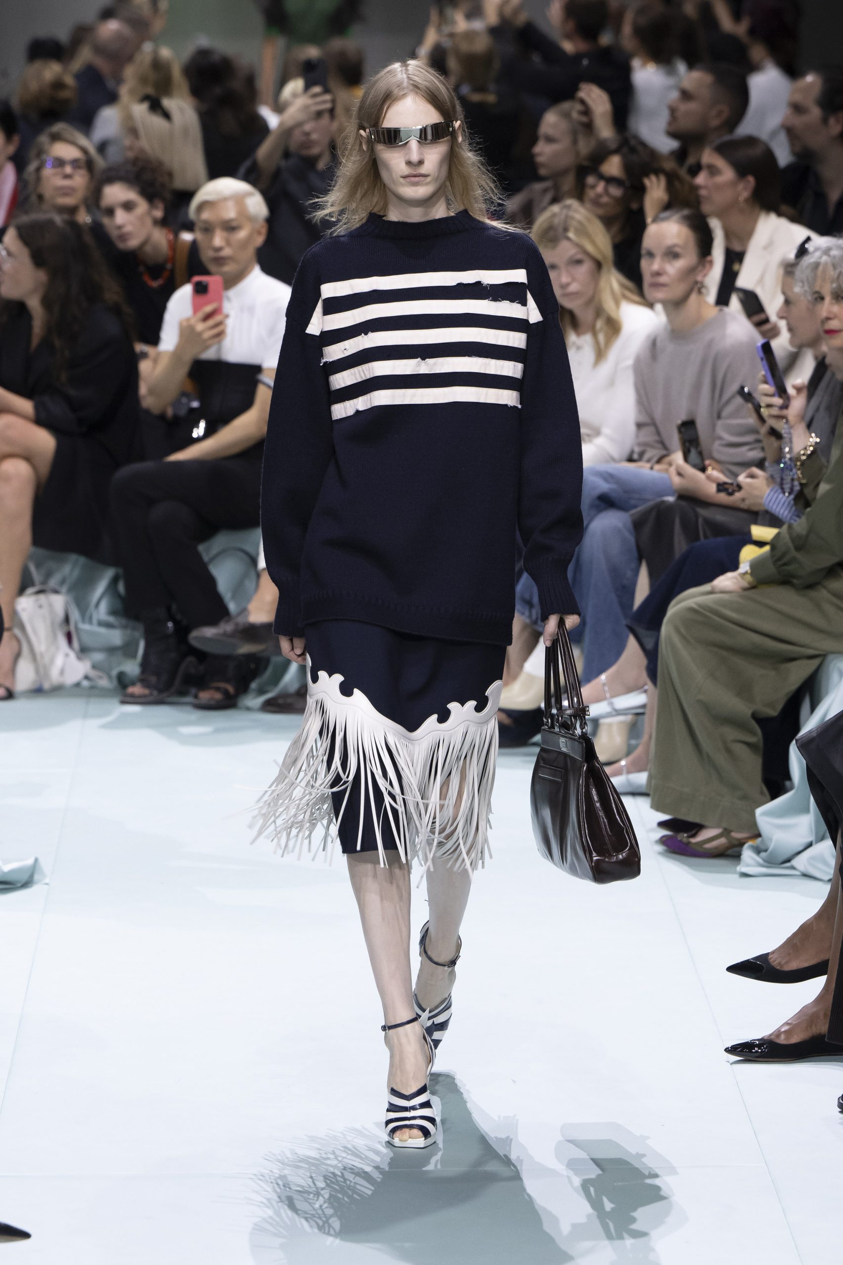 Modell rojtos ruhában vonul a kifutón