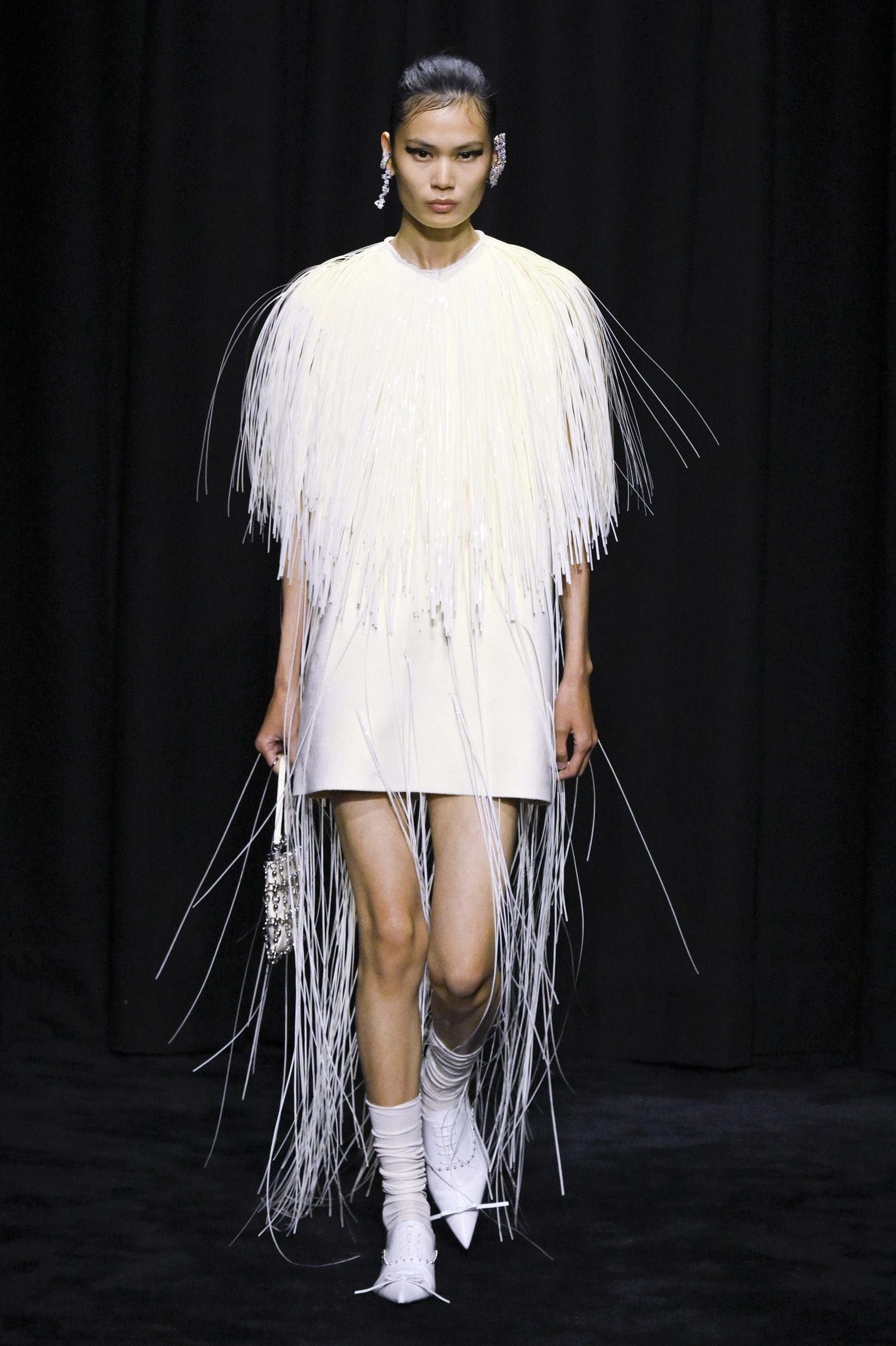 Modell rojtos ruhában vonul a kifutón