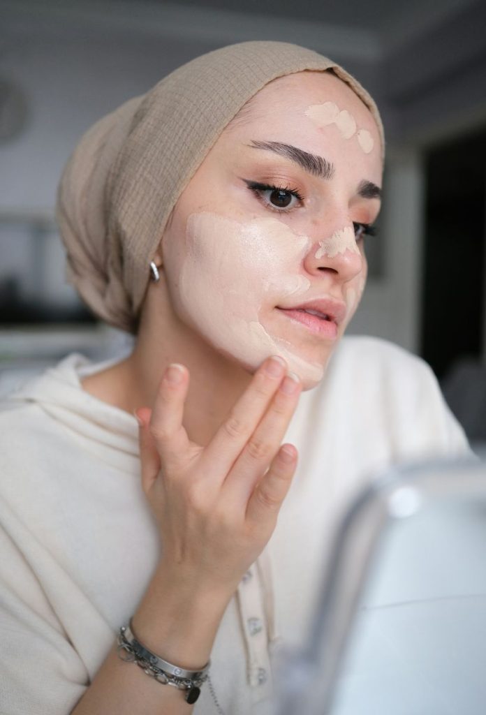 alapozo-sminkeles-faradt-arc | Marie Claire Fiatal nő alapozót visz fel kézzel az arcára