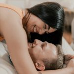 1. Kipirult a bőröd: Sokan tapasztalhatják, hogy az arcuk, nyakuk és mellkasuk bőre paradicsompirosra pirul, és tapintásra forrónak is tűnhet. Ezt néha „szexuális pirulásnak” vagy „orgazmuspirulásnak” nevezik.