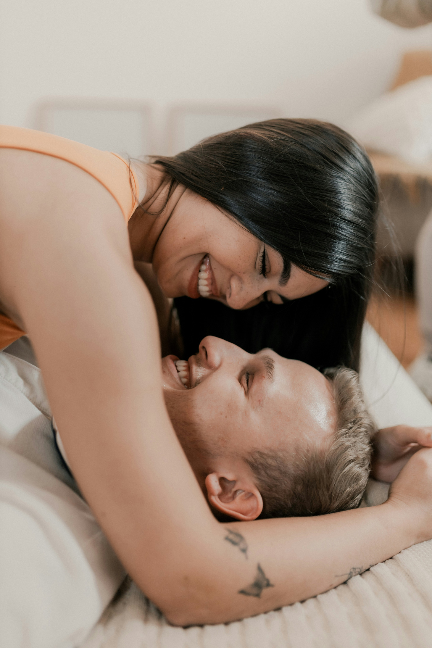 1. Kipirult a bőröd: Sokan tapasztalhatják, hogy az arcuk, nyakuk és mellkasuk bőre paradicsompirosra pirul, és tapintásra forrónak is tűnhet. Ezt néha „szexuális pirulásnak” vagy „orgazmuspirulásnak” nevezik.