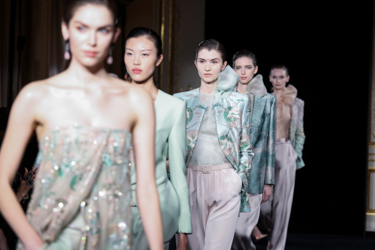 Modellek a 2026-os tavaszi–nyári Armani Privé divatbemutató fináléján
