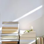 4. Könyvek, amiket nem fogsz elolvasni: Akár évek óta a könyvespolcodon áll, és még mindig nem nyeri el a tetszésedet, akár tudod, hogy soha többé nem fogod újraolvasni, tekintsd ezeket a könyveket a szavatossági idejük lejártának. Nézd át a könyveskészletedet, és szabadulj meg mindentől, ami már nem szolgál 2026-ban. Természetesen a könyvek dekorációként is funkcionálhatnak, de ha nem teszik szebbé a polcaidat, akkor mehetnek is.