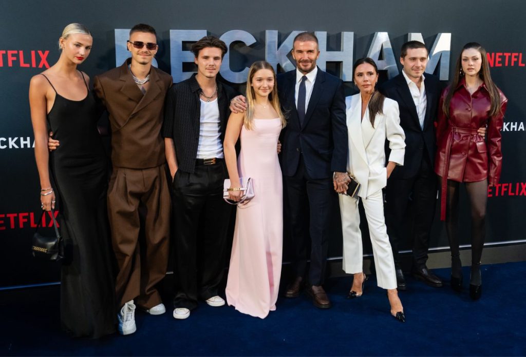 A Beckham család még azelőtt, hogy Brooklyn Peltz Beckham és felesége összeveszett volna David és Victoria Beckhammel a David Beckhamről készült Netflix-sorozat premierjén