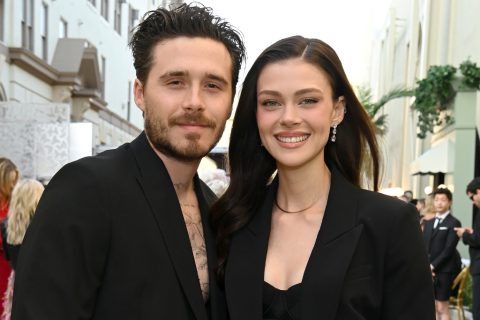 Brooklyn Peltz Beckham és Nicola Peltz Beckham fekete ruhában mosolyognak