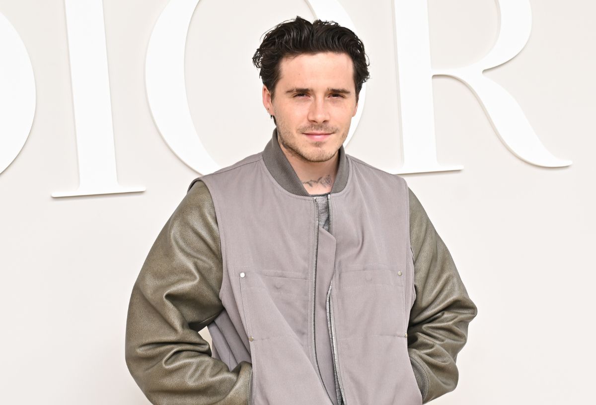 Brooklyn Beckham a Dior bemutatóján szürke-zöld bomberdzsekiben