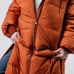 Narancssárga hosszú pufikabát közeli képen