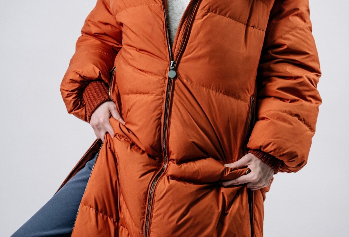 Narancssárga hosszú pufikabát közeli képen