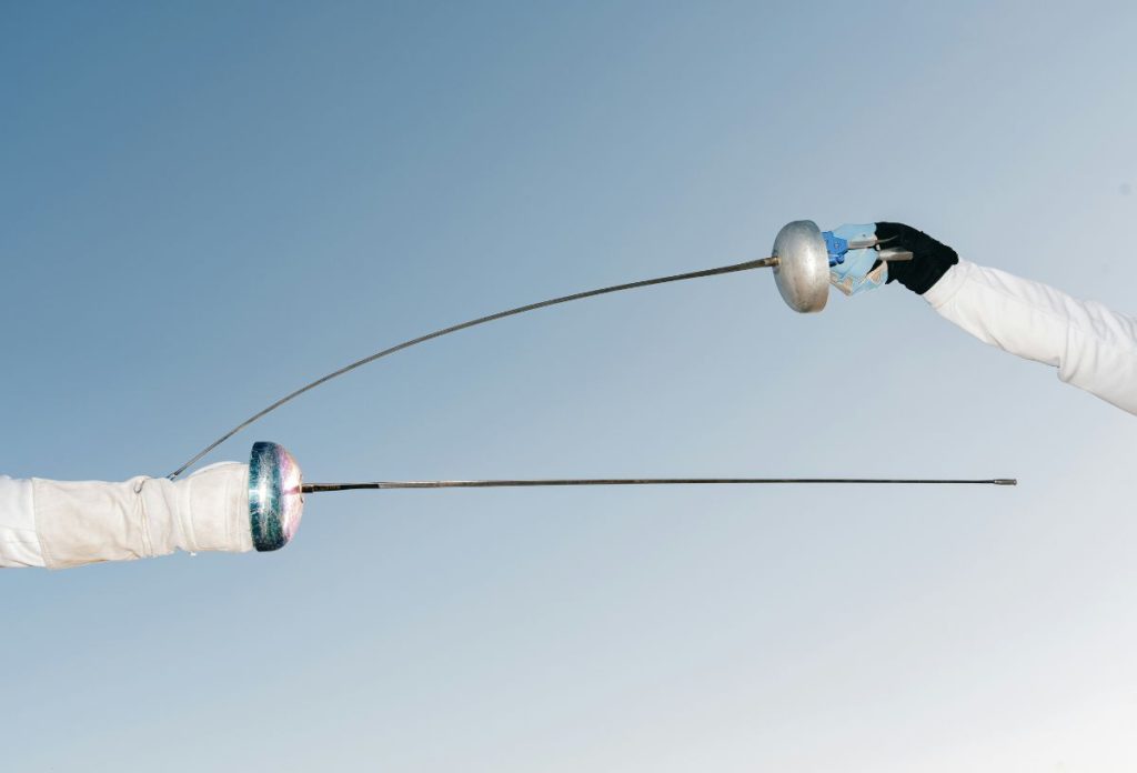 legjobb-hobbik-vivas | Marie Claire Két vívó kardja, az egyik egyenesen tartja, a másik találatot visz be a csuklóhoz