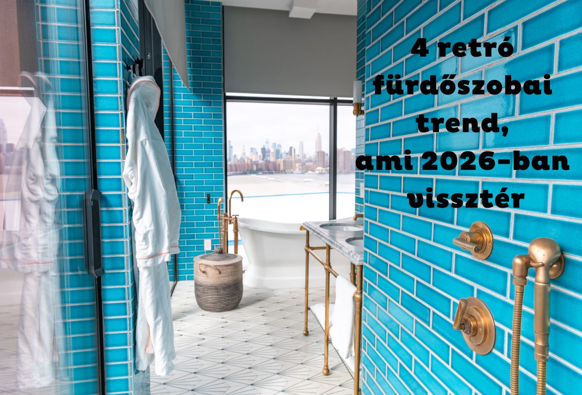 Fürdőszoba élénk kék csempével, a folyosóról belátunk a belsejébe, mintás padló és réz csapok