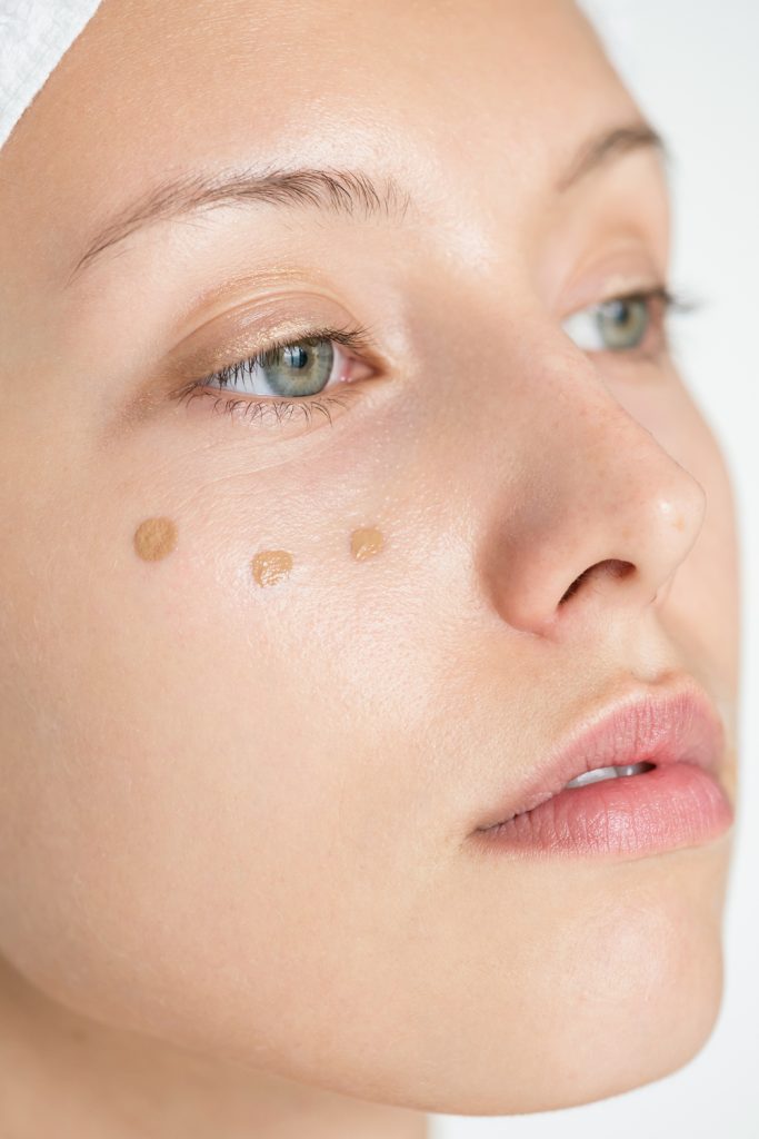 Női arc, amink nélkül, BB vagy CC krém pöttyökkel