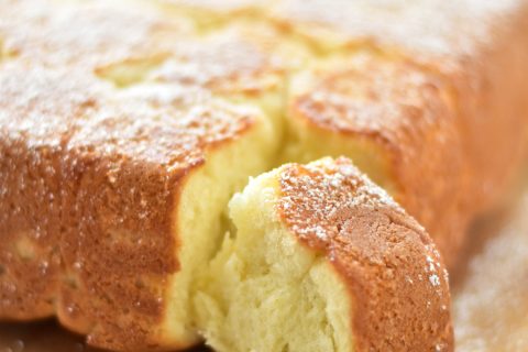 Frissen sült lekváros bukta porcukorral megszórva