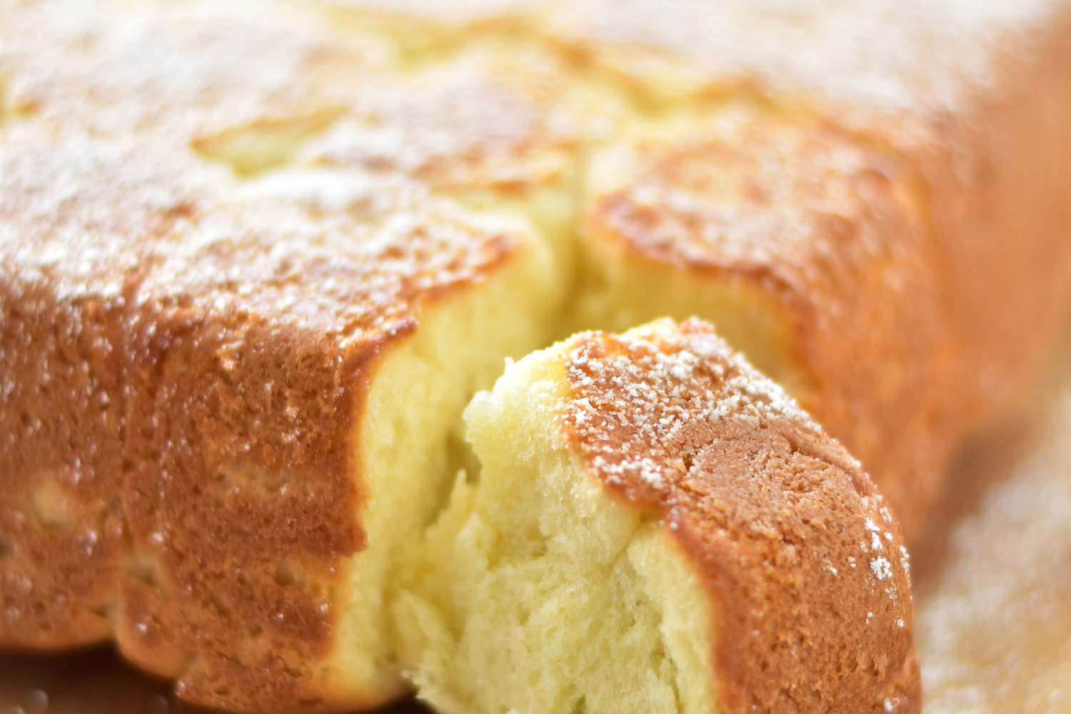 Frissen sült lekváros bukta porcukorral megszórva