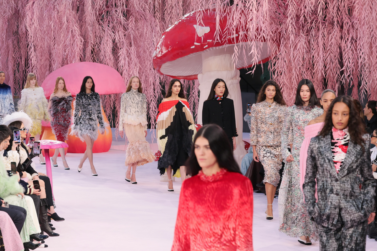 Modellek a Chanel 2026-os tavaszi–nyári haute couture kollekciójának kifutóján az óriási gombák között