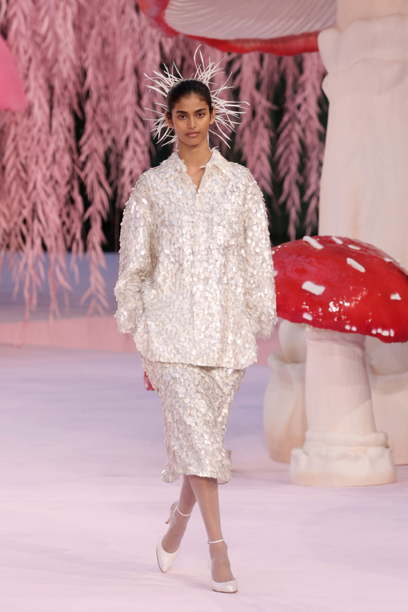 Bhavitha Mandava a Chanel 2026-os tavaszi–nyári haute couture kollekciójának kifutóján menyasszonyi ruhában