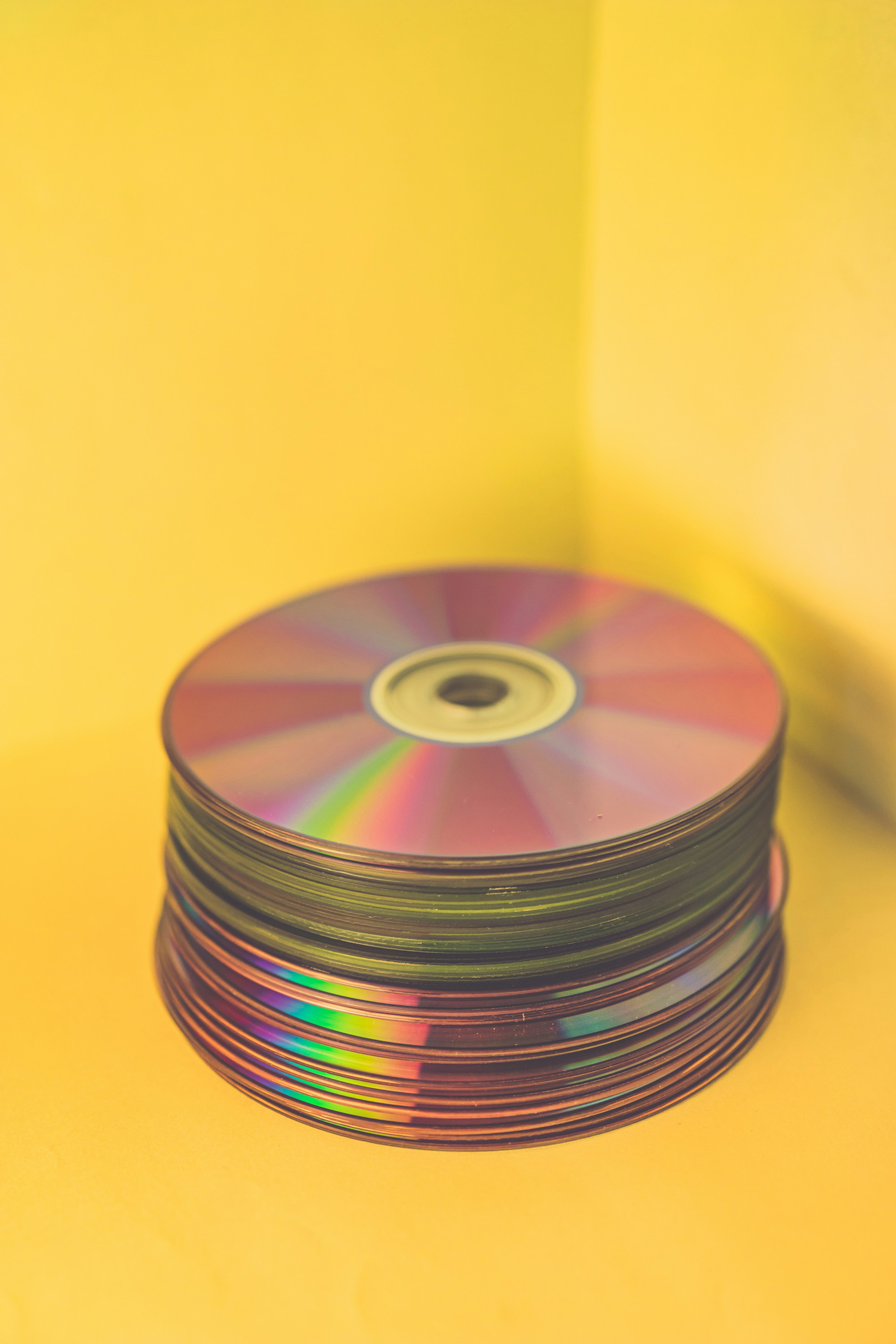 3. CD-k és DVD-k: A legtöbben már nem hallgatunk CD-t, ahogy DVD-t sem nézünk, inkább az érzelmi értékük miatt tartjuk meg őket ahelyett, hogy megszabadulnánk tőlük. Most, hogy a Spotify és az Apple Music a kezünk ügyében van, itt az ideje búcsút inteni a régi CD-ktől. Ugyanez vonatkozik a DVD-kre is. Ha egy filmről van szó, amit meg tudsz nézni a Netflixen vagy más streaming szolgáltatónál, akkor viszlát!