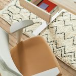 1. A Fiók: Igen, tudod, melyik az. A Fiók, amiben jelenleg régi borítékok, három évvel ezelőtti karácsonyi üdvözlőlapok, véletlenszerűen összedobott cérnák és egyéb kacatok vannak. A dolgok elrejtése egyszerű, rövid távú megoldás, de ha a fiók kezd nehezen záródni, akkor itt a remek alkalom, hogy kiürítsd. Válogasd át a tartalmát, döntsd el, mi az, aminek tényleg meg kell maradnia, a többit pedig dobd ki vagy hasznosítsd újra. Amikor újratöltöd a fiókot, használj kis dobozokat vagy fiókelválasztókat a dolgok rendezett csoportokba rendezéséhez.