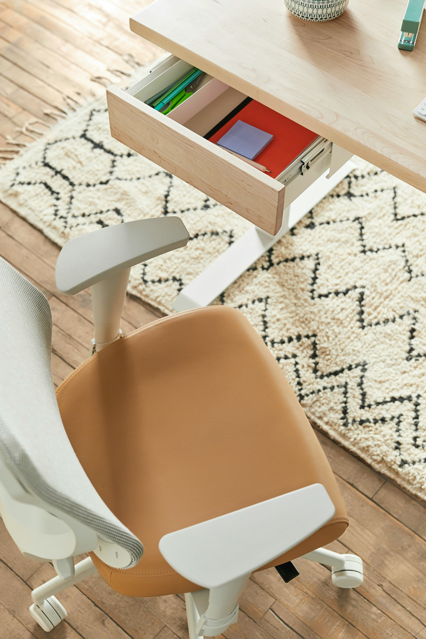 1. A Fiók: Igen, tudod, melyik az. A Fiók, amiben jelenleg régi borítékok, három évvel ezelőtti karácsonyi üdvözlőlapok, véletlenszerűen összedobott cérnák és egyéb kacatok vannak. A dolgok elrejtése egyszerű, rövid távú megoldás, de ha a fiók kezd nehezen záródni, akkor itt a remek alkalom, hogy kiürítsd. Válogasd át a tartalmát, döntsd el, mi az, aminek tényleg meg kell maradnia, a többit pedig dobd ki vagy hasznosítsd újra. Amikor újratöltöd a fiókot, használj kis dobozokat vagy fiókelválasztókat a dolgok rendezett csoportokba rendezéséhez.