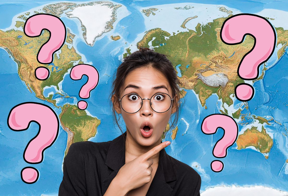 Világtérkép a háttérben, csodálkozó arcú fiatal lány kontyba fogott barna hajjal, kerek szemüvegben és fekete blézerben jobb mutató ujjával oldalra mutat, rózsaszín kérdőjelek