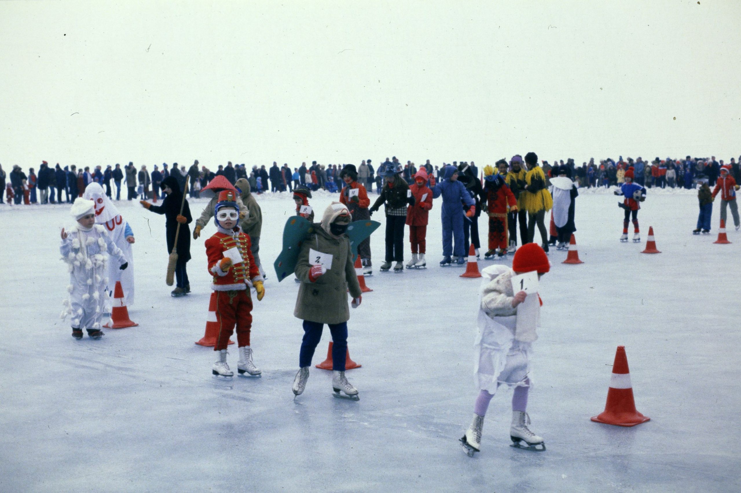 Jégkarnevál 1982-ben a befagyott Balatonon, Siófokon. 