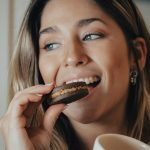 4, Csendes nassolás: Mindannyian a legjobb szándékkal vágunk bele a fogyásba. Még ha meg is eszünk a főétkezéseket, előfordulhat, hogy a nassolásnál hanyagságaink vannak. Általánosságban elmondható, hogy az evés megemeli az inzulinszintünket, az inzulin pedig felelős a felesleges szénhidrátok, beleértve a cukrokat is, zsírként való tárolásáért. Ha a nassolás egy bizonyos szint fölé emeli a kalóriabevitelt, akkor nem fogsz súlycsökkenést tapasztalni. Megfelelő, sovány fehérjét, egészséges zsírokat és magas rosttartalmú étrenddel négy-hat óránként kell étkezned.