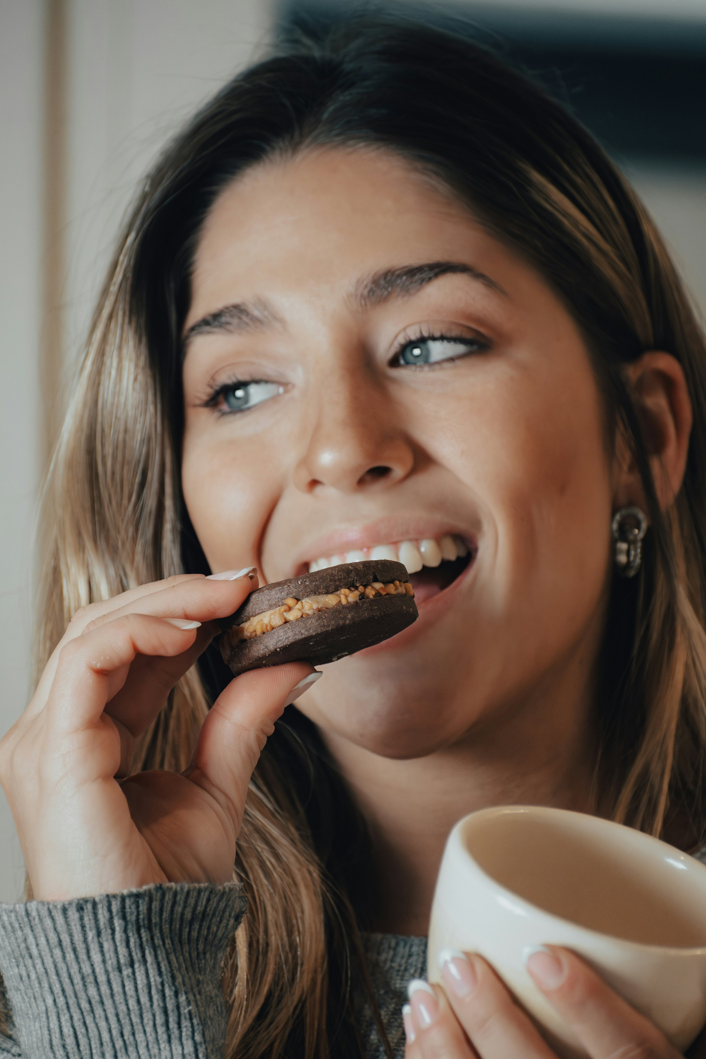 4, Csendes nassolás: Mindannyian a legjobb szándékkal vágunk bele a fogyásba. Még ha meg is eszünk a főétkezéseket, előfordulhat, hogy a nassolásnál hanyagságaink vannak. Általánosságban elmondható, hogy az evés megemeli az inzulinszintünket, az inzulin pedig felelős a felesleges szénhidrátok, beleértve a cukrokat is, zsírként való tárolásáért. Ha a nassolás egy bizonyos szint fölé emeli a kalóriabevitelt, akkor nem fogsz súlycsökkenést tapasztalni. Megfelelő, sovány fehérjét, egészséges zsírokat és magas rosttartalmú étrenddel négy-hat óránként kell étkezned.