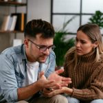 nő és férfi veszekszik