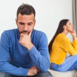 szomorú nő és férfi